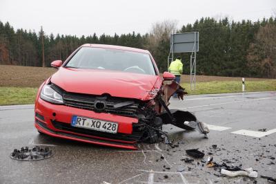 Grafenberg: Frontalzusammenstoss - fuenf Personen zum Teil schwer verletzt, Rettungshubschrauber im Einsatz